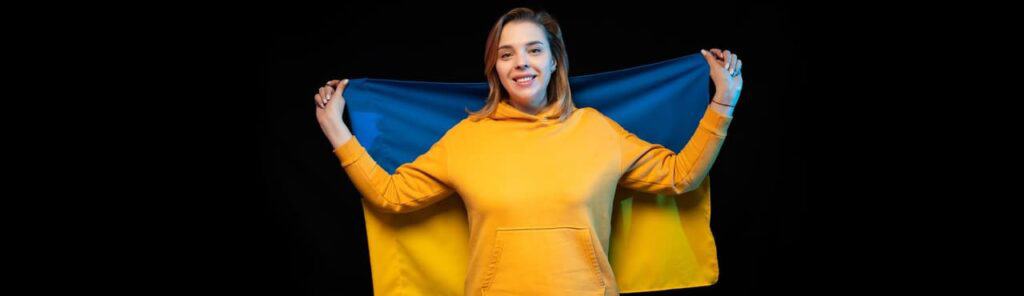 Niña ucraniana con la bandera del estado nacional de Ucrania